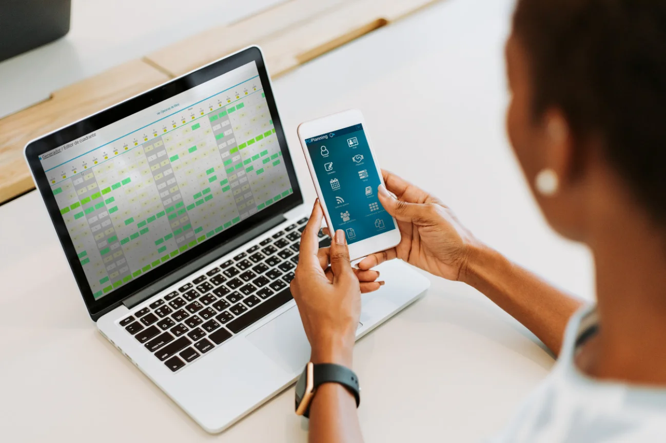 Mujer usando PGPlanning y el portal del empleado